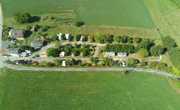 Vue aérienne des emplacements de camping à Bains-les-Bains