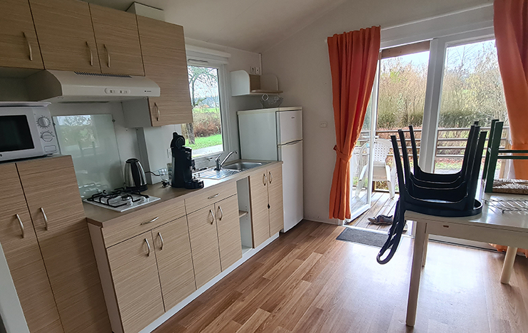 La cuisine du mobil-home Laurin. Location de mobil-home dans les Vosges au camping les Pins à Bains-les-Bains.