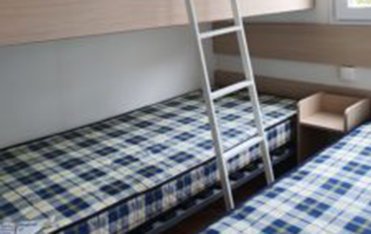 La chambre avec lit superposé du mobil-home Louisiane. Vacances dans les Vosges au camping les Pins à Bains-les-Bains.